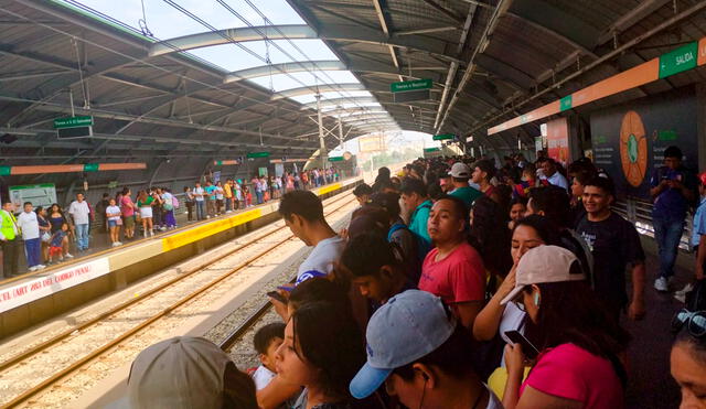 Tren se quedó varado por varios minutos en la estación Los Jardínes. Foto: difusión