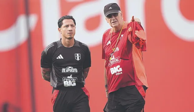 Bienvenida. Gianluca Lapadula tuvo su primer encuentro con Jorge Fossati en las prácticas de la selección peruana. Foto: difusión.