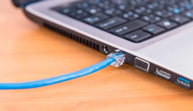 Usar un cable suele ser la solución, aunque no es muy práctico. Foto: Freepik