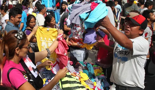 En diversas tiendas de Gamarra, se venden prendas con precios desde S/5 por liquidación de campaña de verano. Foto: Andina