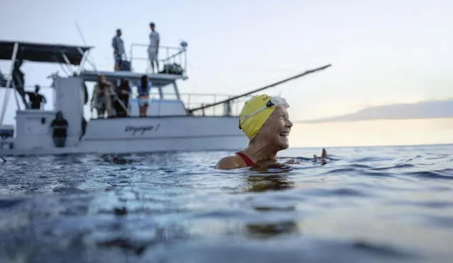 Diana Nyad es la primera mujer en nadar de Cuba a Florida, en medio de tiburones. Foto: captura de Netflix