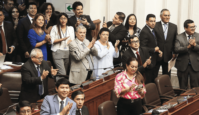 Alianza. El 6 de marzo, el fujimorismo celebraba la aprobación de la bicameralidad y sus trampas. Ayer, lo promulgó Boluarte. Foto: John Reyes / La República