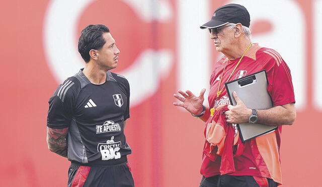 Con fe. Fossati junto a Lapadula, quien estará desde el pitazo inicial junto con Paolo Guerrero. Foto: difusión