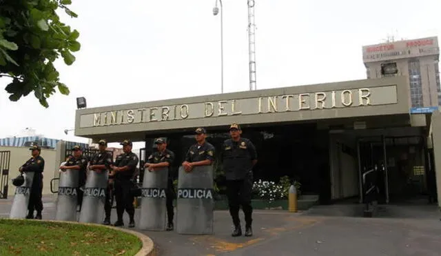 Los agentes de la PNP resguardan los exteriores del Ministerio del Interior. Foto: difusión.
