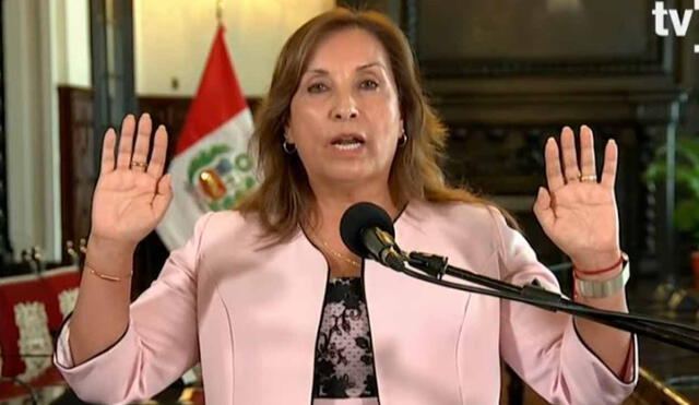 La presidenta Dina Boluarte aseguró que continuará en el cargo hasta el 2026 y que no ha cometido actos ilícitos. Foto: TV Perú