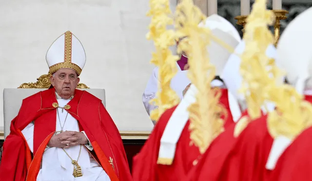 La historia del papa Francisco recuerda cuando Juan Pablo II, debido a un persistente dolor artrítico, no pudo oficiar la misa del Domingo de Ramos. Foto: AFP