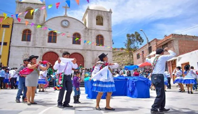 Ciudadanos disfrutan de varias actividades por la festividad del carnaval. Foto: Andina