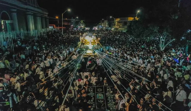 Un mar de fieles acompañan la imagen del Cristo yacente en su procesión del Viernes Santo: Foto: Municipalidad de Catacaos
