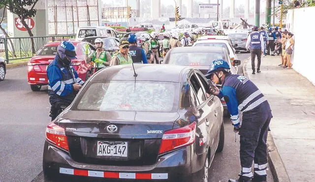 Alto ahí. La ATU informó que ha impuesto más de 8.000 infracciones a vehículos informales este año. Pese a ello, Lima está plagada de colectivos. Foto: difusión