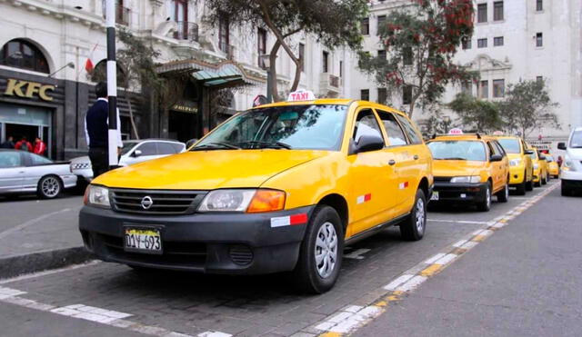 Más de 25.000 taxistas ya pintaron sus vehículos de color amarillo. Foto: Andina