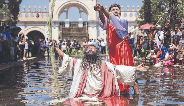 Tradición. El Paseo de las Aguas, en el Rímac, fue escenario del bautizo de Jesús. Decenas de vecinos y turistas contemplaron la actuación de Mario Valencia.  Foto: Andina.