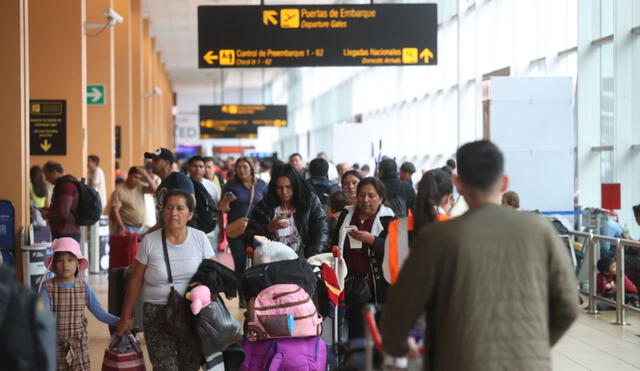 Si tu vuelo se retrasa más de 2 horas, la aerolínea debe darte una llamada y refrigerio. Foto: Andina