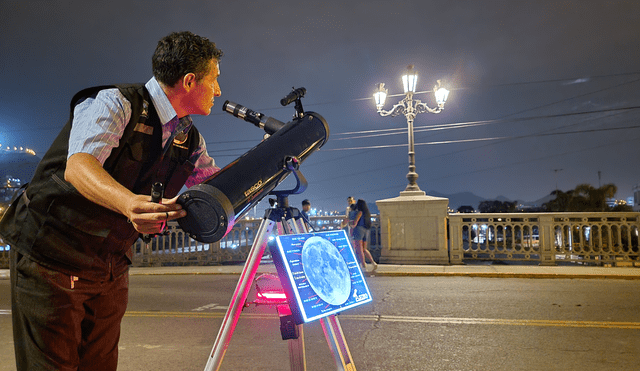 Leonidas Moreno suele ubicarse en el puente Trujillo para observar la Luna. Foto: Mirian Torres / URPI /LR