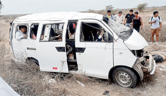 En Paita. Choque de miniván contra un camión fue brutal. Ocho personas murieron. Foto: difusión