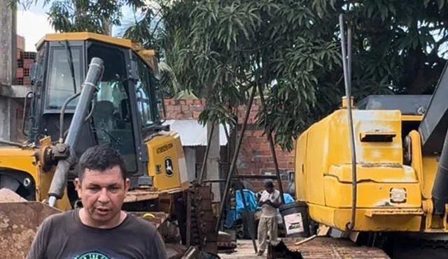 Cessy Lozano halló a dos de las máquinas fuera del taller del contratista, debajo de árboles de mango.