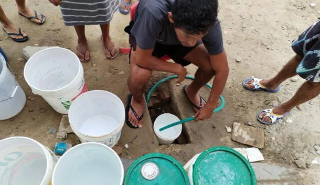 Vecinos se ven obligados a colocar mangueras en el suelo para recoger agua destinada al consumo humano. Foto: Noticias Piura 3.0