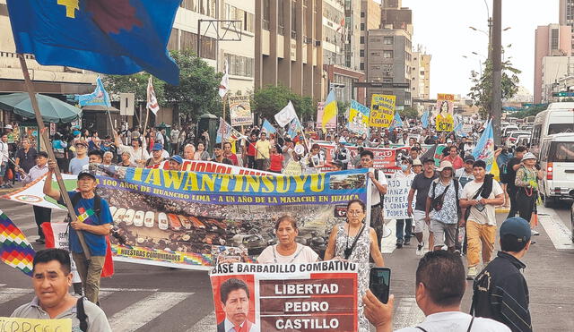 A toda voz. Manifestantes que llegaron desde los conos de Lima exclamaron duras frases contra la presidenta Dina Boluarte y el Congreso de la República. Foto: Kevin García / Urpi-La República.
