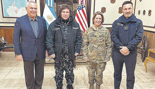 Lazos. Milei posa al lado de la comandante Richardson, con el embajador de EEUU en Argentina y el ministro de Defensa. Foto: difusión.