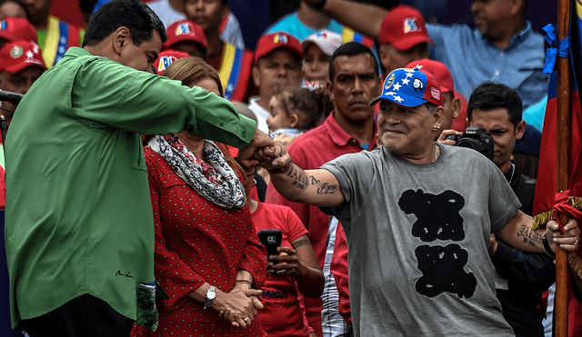 Maradona siempre se mostró cercano a grandes figuras políticas de Latinoamérica. Foto: AFP