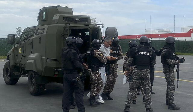 Jorge Glas cuando fue trasladado al penal de máxima seguridad La Roca, de Guayaquil. Sus abogados piden tener contacto con él. Foto: AFP