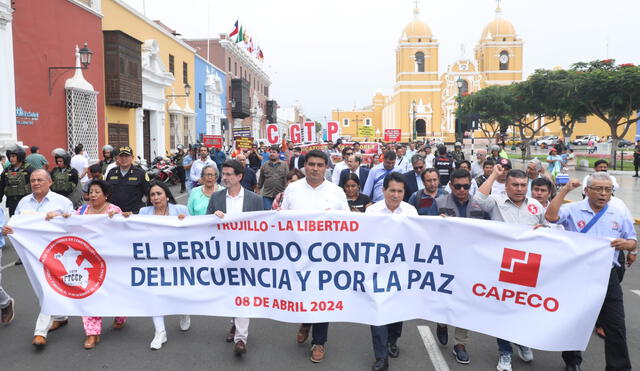 Autoridades y trabajadores marcharon juntos en Trujillo pidiendo el fin de la violencia. Difusión