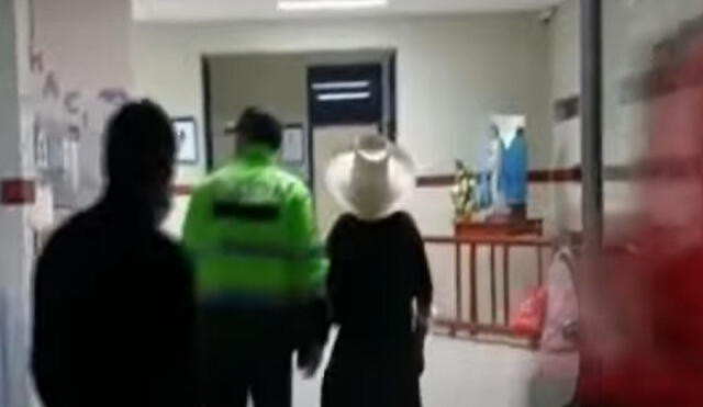 Mujer fue llevada por los agentes de la Policía para ser atendida por el personal médico. Foto: captura de TV Noticias