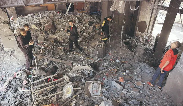 Ataques. Palestinos inspeccionan casa de la familia Tabatibi después del bombardeo israelí. Foto: difusión