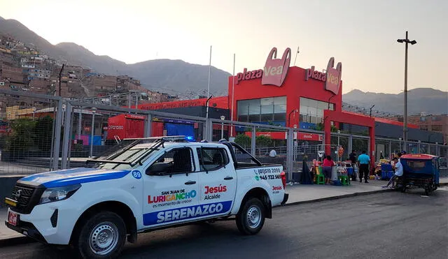 Personal de Fiscalización cerró el supermercado durante varias horas. Foto: Mirian Torres/La República