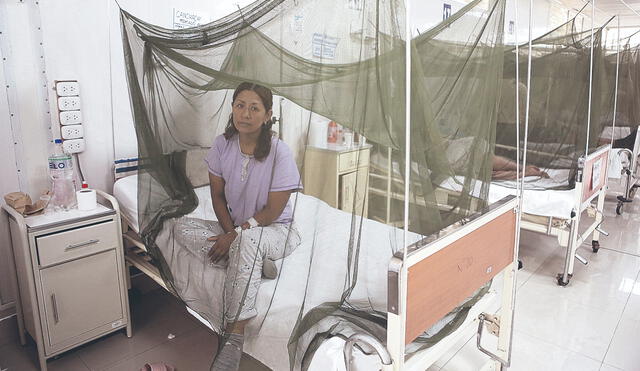 Espera. Aurelia Canchachi (37) se sintió mal, pareció mejorar y tuvo una recaída que la llevó al hospital por dengue. El miércoles todavía debía esperar para ser dada de alta. Foto: Marco Cotrina