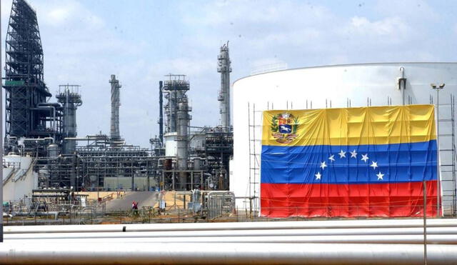 La administración venezolana busca explotar campos petroleros para no depender de empresas como PDVSA. Foto: AFP