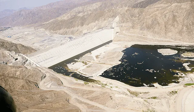 En sus 2 etapas permitirá almacenar y conducir agua para 63.000 hectáreas nuevas. Foto: Andina