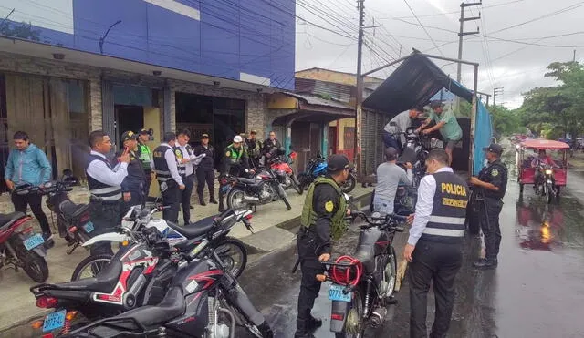 En operativo, los agentes de la PNP incautaron motocicletas que serían utilizadas por las personas que realizan los préstamos de 'gota a gota'. Foto: Yazmin Araujo LR