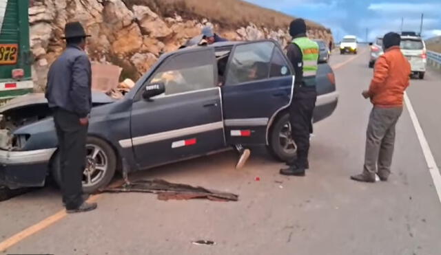 Agentes de la Policía investigan el accidente registrado en Huancayo. Foto: La República