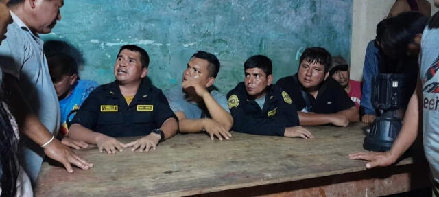 Supuestos policías retenidos por pobladores de la comunidad de Villa Gonzalo