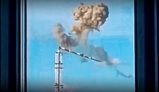 Las imágenes del lugar de los hechos mostraban cómo el mástil principal de la torre se desprendía y caía mientras una nube de humo se elevaba hacia el cielo. Foto: LR/RT. Video: @maria_avdv/X