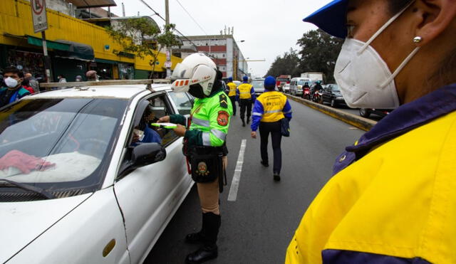 De acuerdo con el artículo 324 del Código de Tránsito, solo los efectivos policiales dedicados al control del tránsito están autorizados para emitir papeletas. Foto: Andina