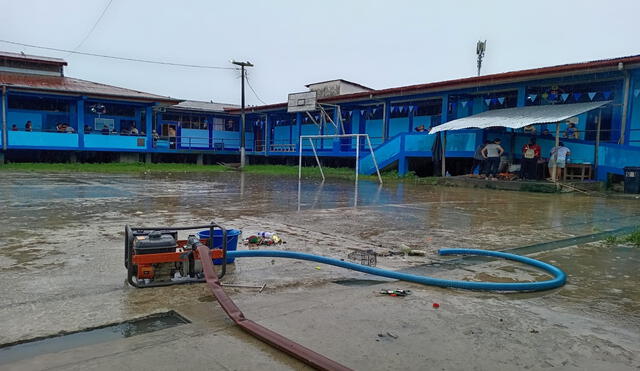 Estudiantes en riesgo de adquirir enfermedades a consecuencia de inundación de colegio. Foto: Yazmin Araujo LR
