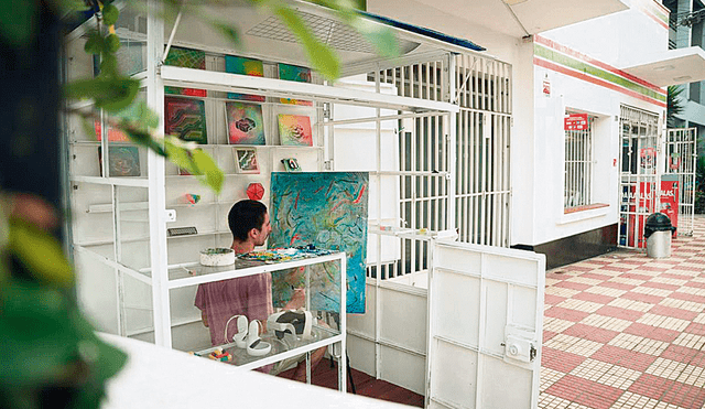 Performance. Kouri pintando en el mismo quiosco de manera abierta al público que camina por la zona. En Arístides Aljovin 184, Miraflores. Foto: difusión