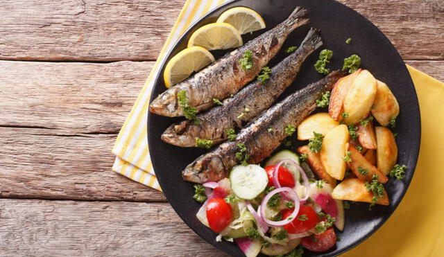 Optar por sardinas en lugar de pollo no solo puede ayudar a mejorar la salud y reducir gastos, sino también aportar a la sostenibilidad ambiental. Foto: Mejor con salud