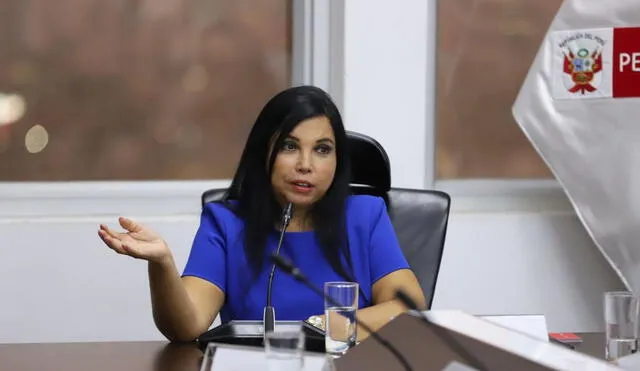 Nerviosismo. La integrante del gabinete de Dina Boluarte señaló que se encontraba nerviosa cuando fue abordada por la prensa. Foto: Andina