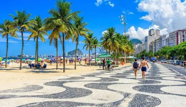 Copacabana, la playa de Brasil, se encuentra entre las mejores del mundo. Foto vía: Universal de Idiomas Blog