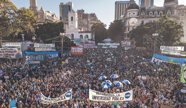 Histórica. Un millón de personas tomaron las calles de Buenos Aires el martes, según cálculos de los organizadores. Foto: AFP