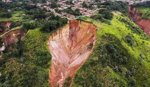 Una zanja de más de 70 metros de profundidad se ha generado en una ciudad en Sudamérica y amenaza a más de 70.000 personas. Foto: AFP