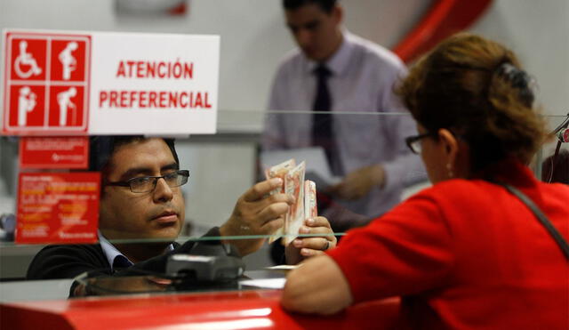 Agentes del Banco de la Nación brindan detalles sobre el cobro Fonavi 2024. Foto:Andina