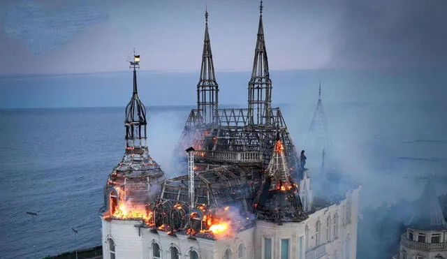 La Academia de Derecho de Odesa, popularmente conocida como el 'castillo de Harry Potter', fue consumido por el fuego. Foto: Agencia Nova