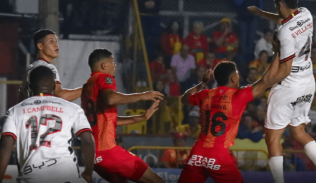 Alajuelense vs. Herediano se enfrentaron en la ciudad de Alajuela. Foto: composición GLR.