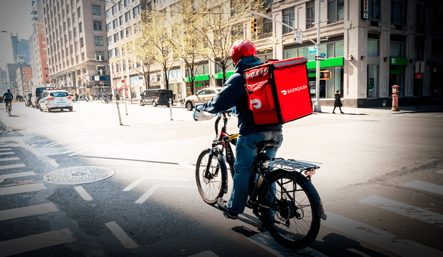 Los repartidores de DoorDash no necesitan títulos o estudios académicos. Foto: Richard B. Levine/ Alamy