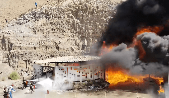 Personal de los bomberos y policía actuaron de inmediato para controlar el incendio. Foto: La República