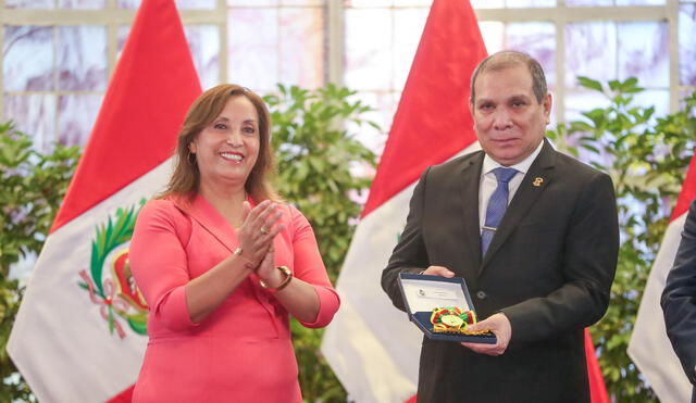 Desde el Gobierno se indicó que se le entregó la distinción por ser el primer abogado laboralista que llega a ocupar la presidencia del Poder Judicial. Foto: Presidencia