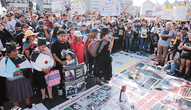 Deudos provenientes de Puno encabezaron la vigilia frente al Palacio de Justicia. Allí, cuestionaron que, a más de un año del asesinato de sus familiares, no haya un solo detenido. Foto: John Reyes / La República